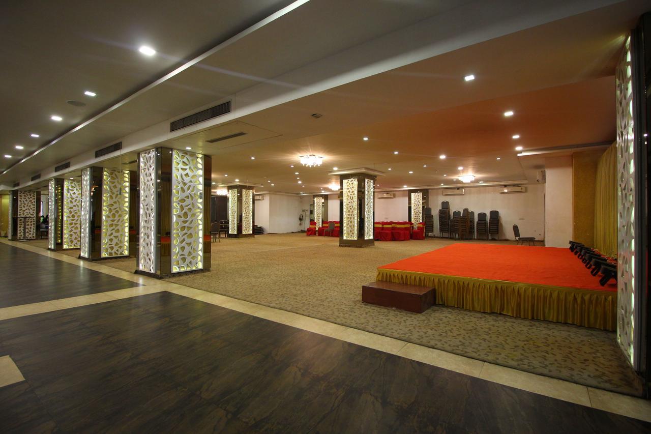 Oyo 8786 Hotel Maan Residency Ahmedabad Exterior photo